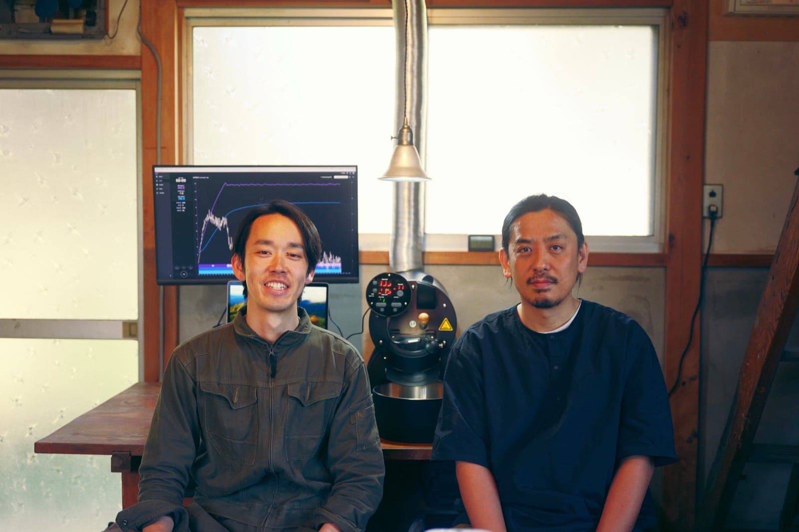 共同代表 稲福良祐(左)と後藤伸啓(右)。焙煎機Aillio Bulletの前で