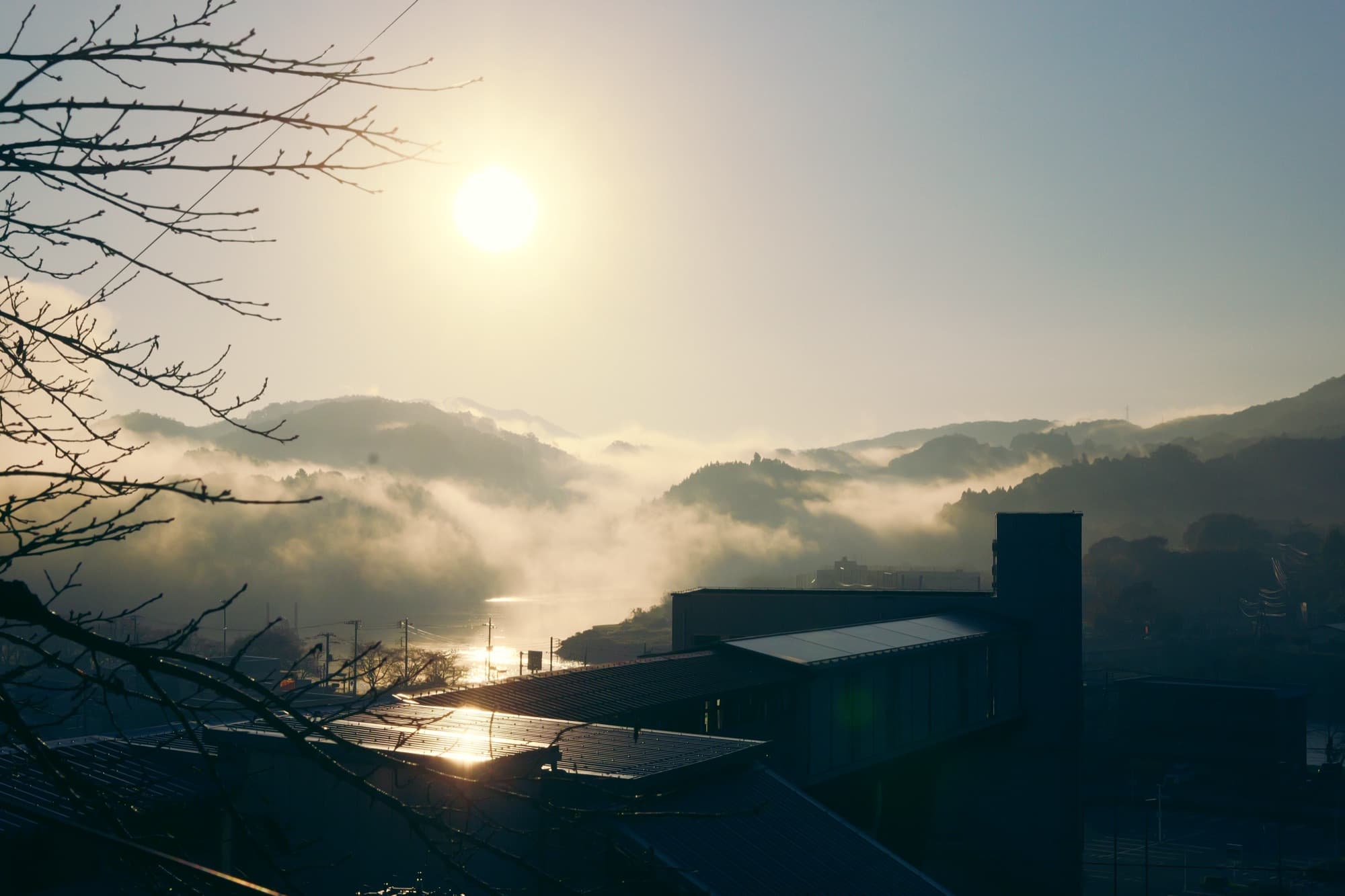 朝霧と朝日の風景